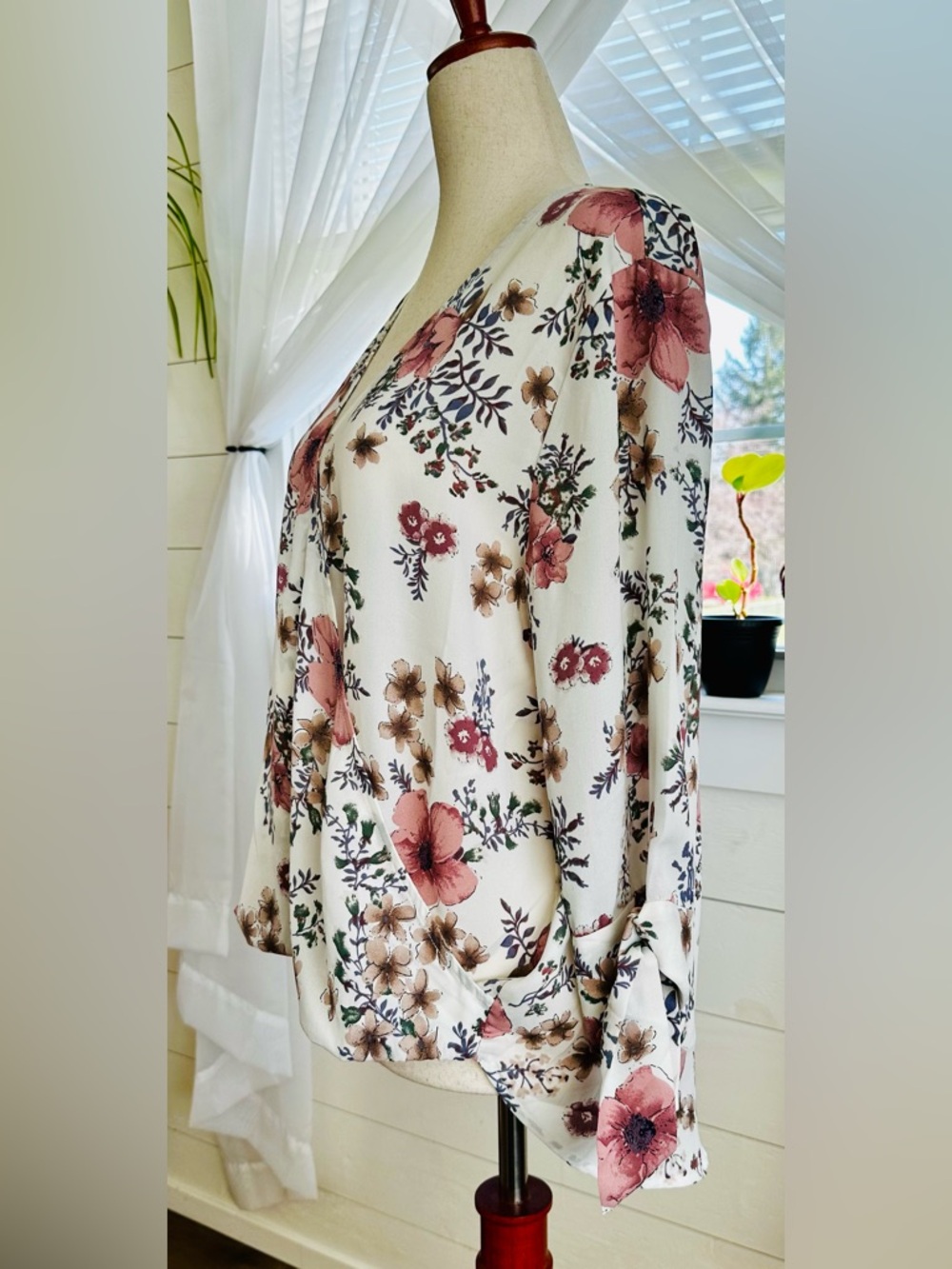 West Kei surplice neck blouse. Cottagecore floral print. NWT!
Size: Small - Picture 3 of 10